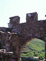 Meyras, Chateau de Ventadour, Arche et creneaux